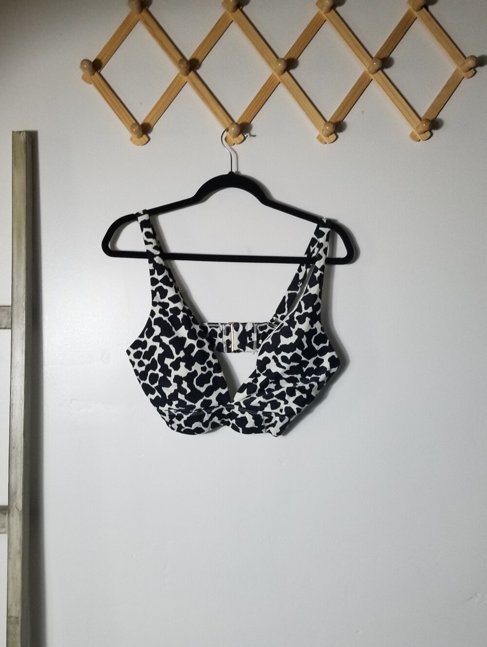 TIME AND TRU WOMEN'S BLACK AND WHITE BIKINI TOP SIZE LARGE
